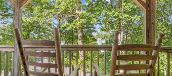 Lakeview Cabin #5 at Carters Lake, includes free boat slip at the marina