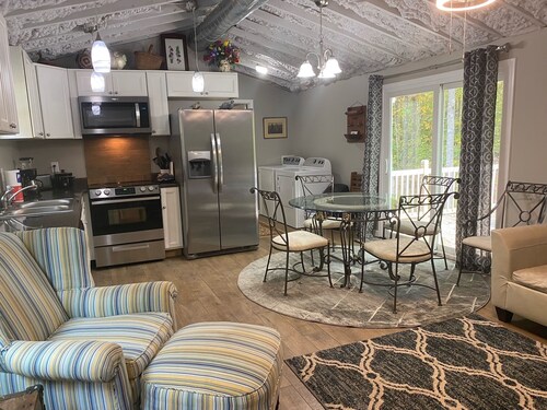 2Bedroom, 1.5Bath Cottage at Beautiful Wood Creek Lake,  Near Wood creek Marina.