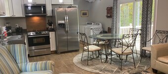 2Bedroom, 1.5Bath Cottage at Beautiful Wood Creek Lake,  Near Wood creek Marina.