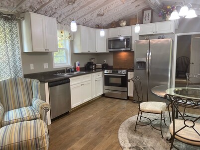 2Bedroom, 1.5Bath Cottage at Beautiful Wood Creek Lake,  Near Wood creek Marina.