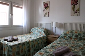 1 slaapkamer, een strijkplank/strijkijzer, gratis wifi, beddengoed