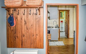 Frigorífico, microondas, placa de cocina y cafetera o tetera