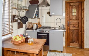 Frigorífico, microondas, placa de cocina y cafetera o tetera