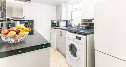 Spacious 3-Bedroom House in Ince, Wigan | Free Parking&Wifi | Long Stays Welcome
