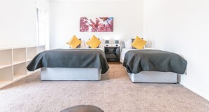 3 bedrooms, desk, iron/ironing board, free WiFi - Spacious 3-Bedroom House in Ince, Wigan | Free Parking&Wifi | Long Stays Welcome (Wigan)
