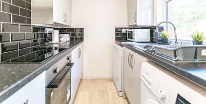 Spacious 3-Bedroom House in Ince, Wigan | Free Parking&Wifi | Long Stays Welcome