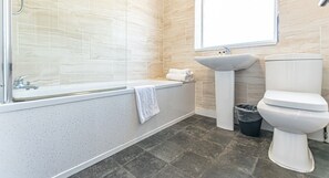 Een bad, een haardroger, een bidet, handdoeken