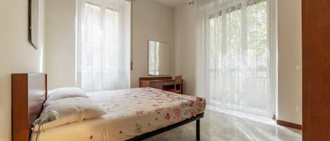 4 bedrooms, desk, iron/ironing board, WiFi