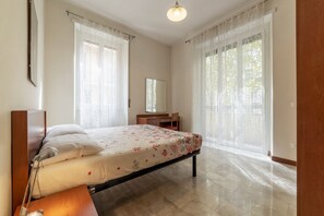 4 bedrooms, desk, iron/ironing board, WiFi