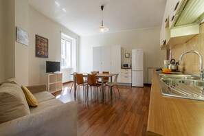 Flat-screen TV - GuestHost - Quiet and bright aparment of 164sqm for 8 people. Located on the 1st floor of a building with elevator (not usable for disabled) in Piazza Re di Roma area (a 4 minute walk from the flat), where you can find the homonymous stop that allows you (Roma)