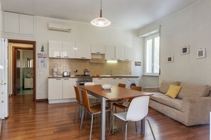 Interior - Quiet and bright aparment of 164sqm for 8 people. Located on the 1st floor of a building with elevator (not usable for disabled) in Piazza Re di Roma area (a 4 minute walk from the flat), where you can find the homonymous stop that allows you to move eas (Roma)