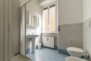 Regadera, secadora de cabello, bidet, toallas 