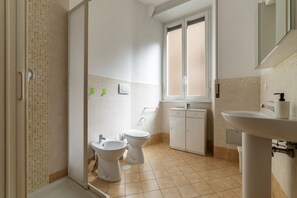 Shower, hair dryer, bidet, towels - GuestHost - Quiet and bright aparment of 164sqm for 8 people. Located on the 1st floor of a building with elevator (not usable for disabled) in Piazza Re di Roma area (a 4 minute walk from the flat), where you can find the homonymous stop that allows you (Roma)