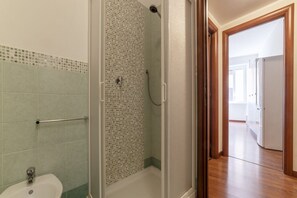 Shower, hair dryer, bidet - Quiet and bright aparment of 164sqm for 8 people. Located on the 1st floor of a building with elevator (not usable for disabled) in Piazza Re di Roma area (a 4 minute walk from the flat), where you can find the homonymous stop that allows you to move eas (Roma)