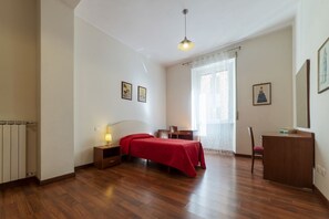 4 bedrooms, desk, iron/ironing board, WiFi - GuestHost - Quiet and bright aparment of 164sqm for 8 people. Located on the 1st floor of a building with elevator (not usable for disabled) in Piazza Re di Roma area (a 4 minute walk from the flat), where you can find the homonymous stop that allows you (Roma)