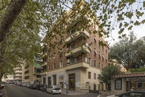 Exterior - GuestHost - Quiet and bright aparment of 164sqm for 8 people. Located on the 1st floor of a building with elevator (not usable for disabled) in Piazza Re di Roma area (a 4 minute walk from the flat), where you can find the homonymous stop that allows you (Roma)