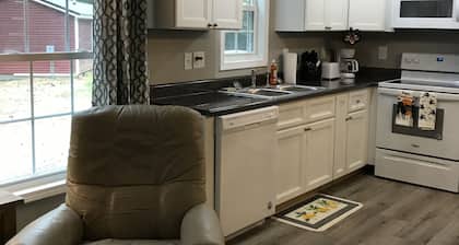 Peaceful 2Bedroom, 1.5Bath Cottage near Wood Creek Boat Dock