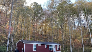 A red cabin with a gravel driveway and a mailbox. - Peaceful 2Bedroom, 1.5Bath Cottage near Wood Creek Boat Dock (London)