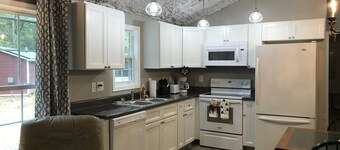 Peaceful 2Bedroom, 1.5Bath Cottage near Wood Creek Boat Dock