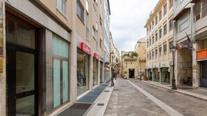 A narrow street with shops on both sides, a pedestrian walkway, and a clear view of the street ahead. - GuestHost - ⋆Inner City Suite⋆ a stone's throw from Piazza S.Oronzo! (Lecce)
