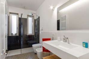Doccia, asciugacapelli, bidet, asciugamani