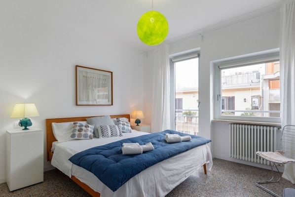 4 bedrooms, iron/ironing board, WiFi, bed sheets