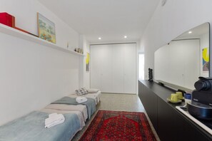 4 bedrooms, iron/ironing board, WiFi, bed sheets