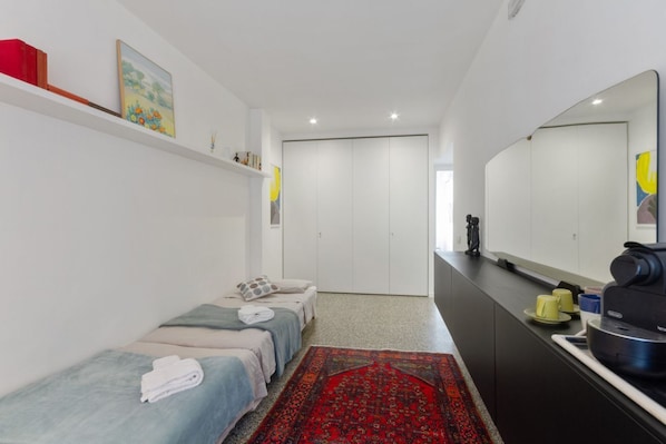 4 bedrooms, iron/ironing board, WiFi, bed sheets