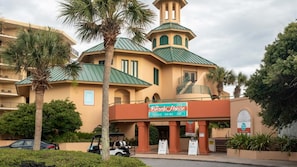 Un hotel con un letrero llamativo que dice "Beach House" y un techo verde.