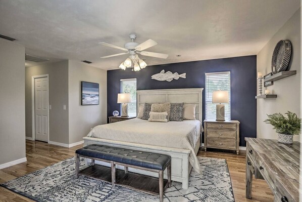 3 habitaciones, escritorio y tabla de planchar con plancha