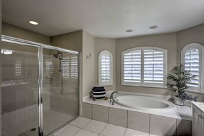 Badewanne, Haartrockner, Handtücher