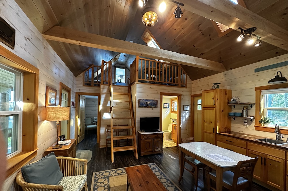 Fall Foliage! 20% off Fall Bookings, New Cottage,1st flr King, Pet Friendly