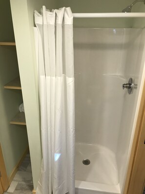 Suihku, hiustenkuivaaja, pyyhkeet, saippua