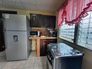 Réfrigérateur, micro-ondes, plaque de cuisson, cafetière/bouilloire