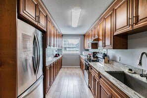 Een koelkast, een microgolfoven, een vaatwasser