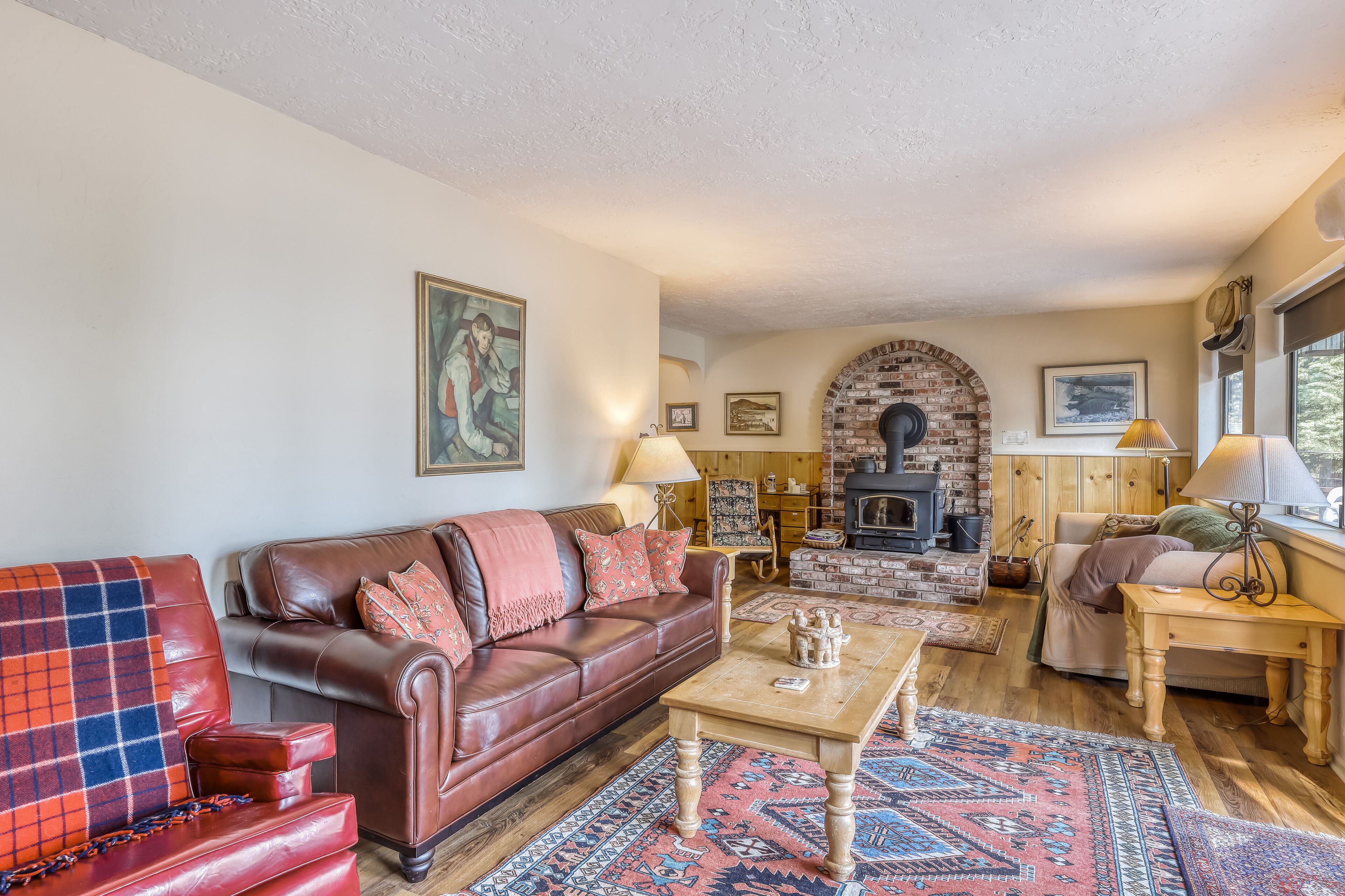 Family-friendly lodge w/ lake views, private hot tub, & spacious interior!