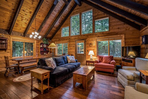  Private Retreat in the Woods