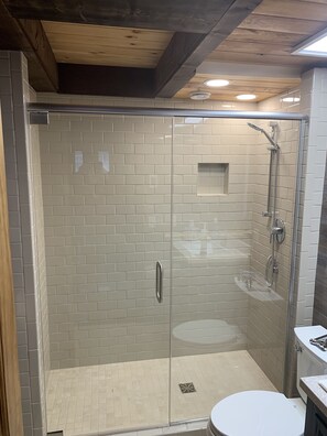 Bathtub, hair dryer, towels, soap -  Private Retreat in the Woods (Ellison Bay)