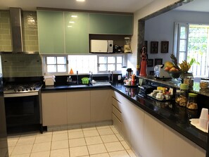 Kylskåp, mikrovågsugn, ugn och spishäll