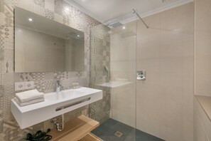 Combined shower/bathtub, hair dryer, towels