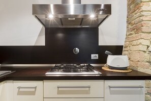 Refrigerador, parrilla de estufa y cafetera y tetera 