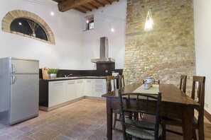 Refrigerador, parrilla de estufa y cafetera y tetera 