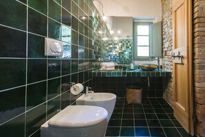 Doccia, asciugacapelli, bidet, asciugamani