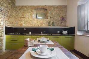 Fridge, stovetop, coffee/tea maker