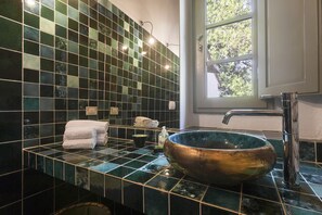 Douche, sèche-cheveux, bidet, serviettes fournies