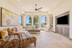 Televisión y chimenea 