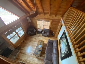 Älytelevisio, takka, pöytätennispöytä, kirjoja