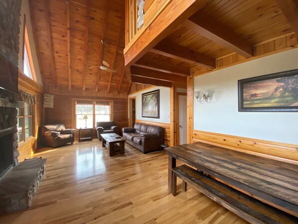 Älytelevisio, takka, pöytätennispöytä, kirjoja