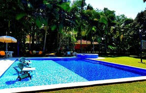 Outdoor pool - Complete house with lush vegetation, hot water Jacuzzi for 12 people (Santagueda Palestina Caldas)