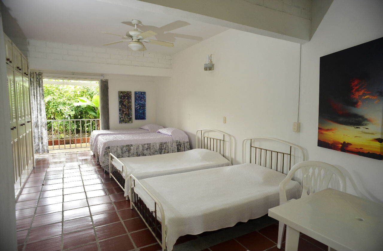 Complete house with lush vegetation, hot water Jacuzzi for 12 people